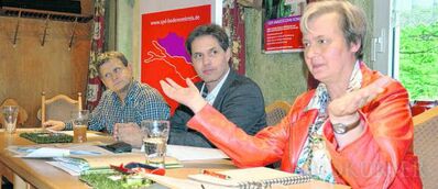 Rainer Gössl, Dieter Stauber und Karin Brugger diskutieren mit dem interessierten Publikum über das Mindestlohn-Gesetz.