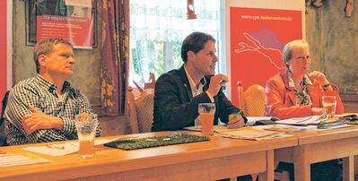 Dieter Stauber (Mitte) mit Rainer Gössl (links) und Karin Brugger. Foto: stefanie adomeit