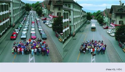 Wie viele Autos ein Bus ersetzt, zeigt Brigitte Haas (IHK Liechtenstein) mit diesen Fotos. (LIHK, VCL)