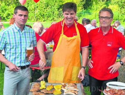 Bundestagskandidat Jochen Jehle, Dieter Stauber und Roland Kaczmarek (von links) grillen für Parteimitglieder